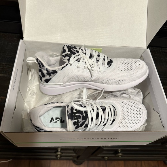 New APL tech loom tracer white leopard shoes - Picture 3 of 3